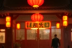 慢速火车横版封面，穿行在原野上的绿皮列车